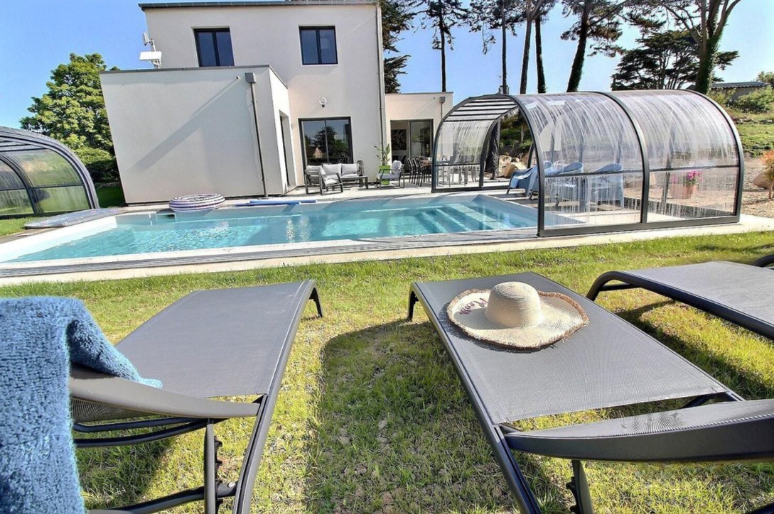 Piscine extérieure couverte