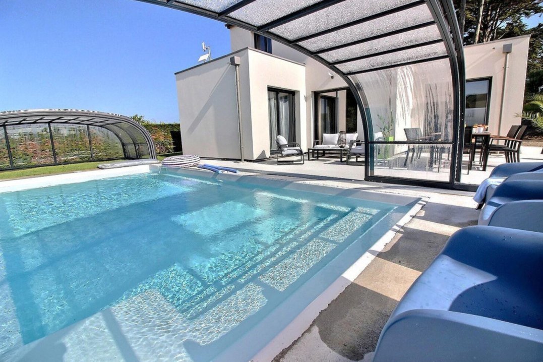 Piscine et abri